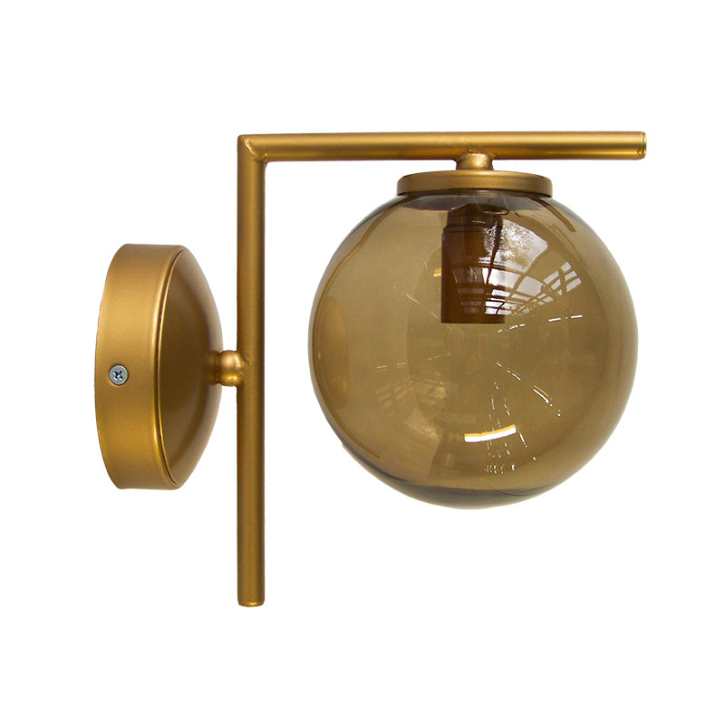 Aplique de pared, armazón metálico en acabado dorado, 1 luz, con bola de cristal Ø 14 cm en acabado fumé.