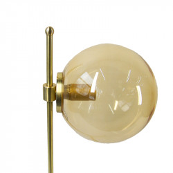 Lámpara de sobremesa, estructura de latón en acabado satinado, 1 luz, con difusor de vidrio soplado en bola.