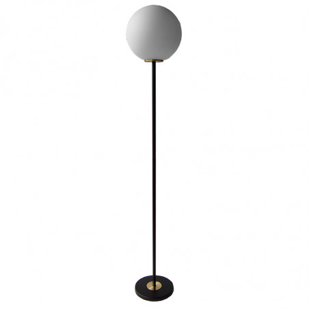 Lámpara Pie de Salón, armazón metálico en acabado negro con elementos de latón, 1 luz, con difusor en bola Ø 30 cm.