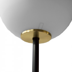 Lámpara Pie de Salón, armazón metálico en acabado negro con elementos de latón, 1 luz, con difusor en bola Ø 30 cm