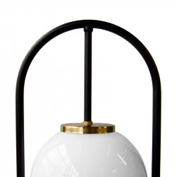 Lámpara de sobremesa, armazón metálico en acabado negro, con elementos decorativos de latón en acabado satinado